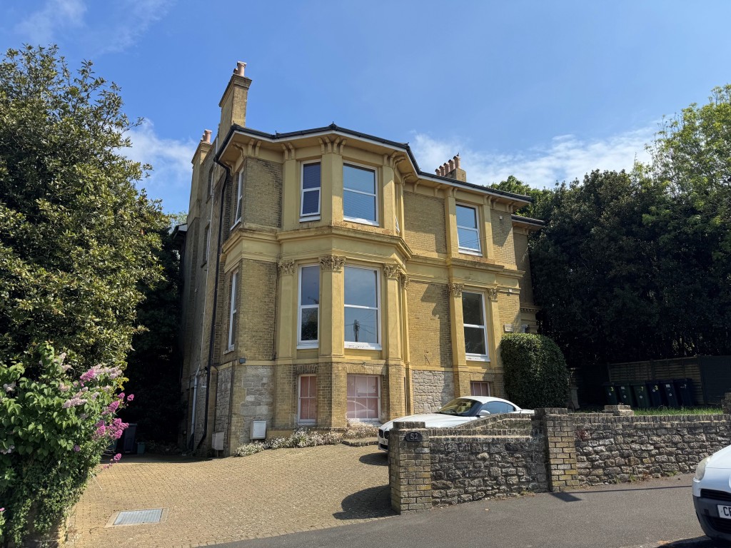 Lot: 11 - ONE-BEDROOM FLAT WITH ATTRACTIVE VIEW FOR INVESTMENT OR OCCUPATION - A Front View